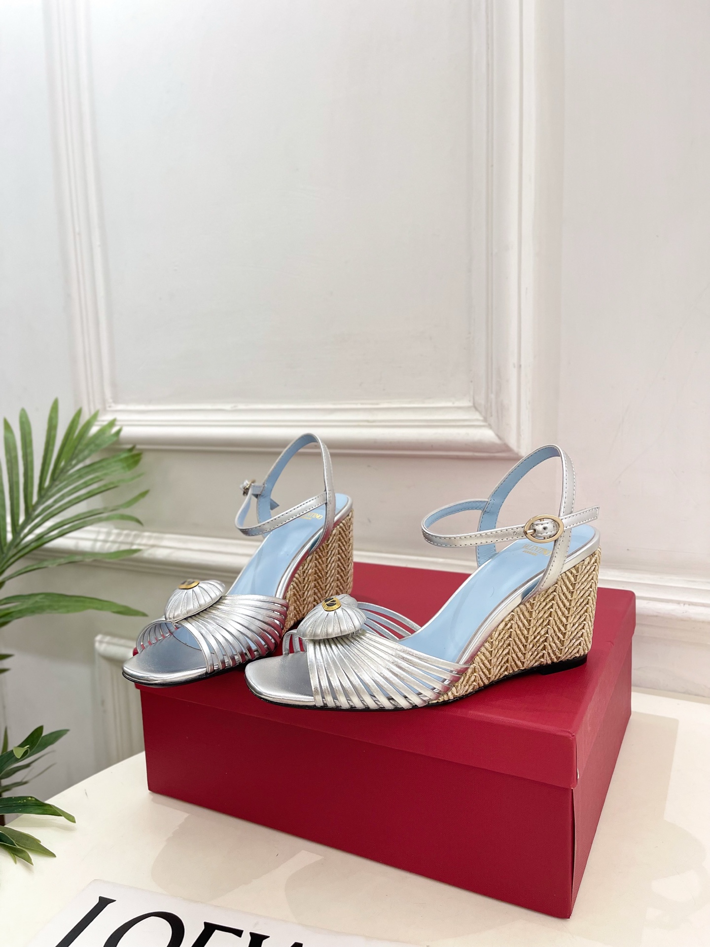Valentino 华伦天奴 26𝐬𝐬 2026ss新品 VT爱心扣细带坡跟凉鞋 上新☑️ —————————————— Valentino 华伦天奴 26𝐬𝐬 2026ss新品 VT爱心扣细带坡跟凉鞋 上新☑️ ——————————————