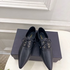 DYMONLATRY 2026秋冬新品 DY极简尖头平底小皮鞋 ————————— 作为这两年最受欢迎的设计师牌,设计简 DYMONLATRY 2026秋冬新品 DY极简尖头平底小皮鞋 ————————— 作为这两年最受欢迎的设计师牌,设计简