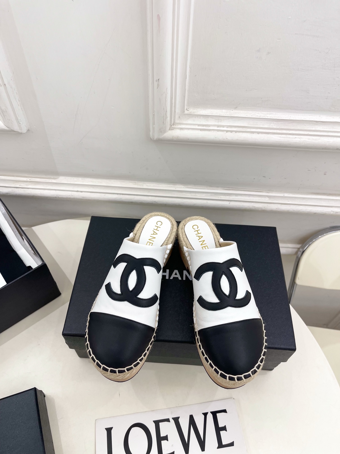 𝐂𝐇𝐀𝐍𝐄𝐋 | 小香 26𝐬𝐬 🦋2026新品 专柜经典款 小香双C拼色麻绳实木包头渔夫拖鞋 系列上新〰 🍬B 𝐂𝐇𝐀𝐍𝐄𝐋 | 小香 26𝐬𝐬 🦋2026新品 专柜经典款 小香双C拼色麻绳实木包头渔夫拖鞋 系列上新〰 🍬B