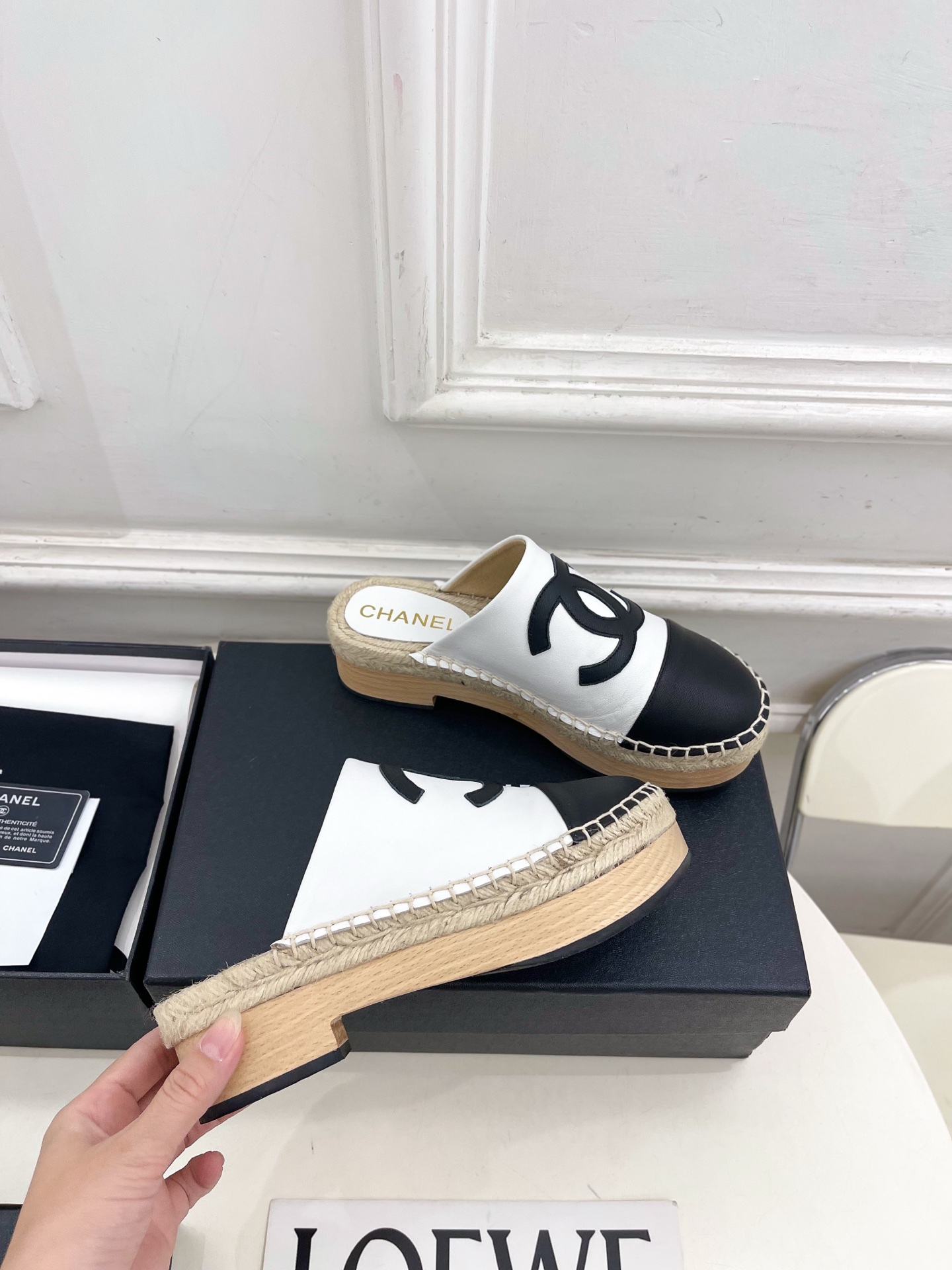 𝐂𝐇𝐀𝐍𝐄𝐋 | 小香 26𝐬𝐬 🦋2026新品 专柜经典款 小香双C拼色麻绳实木包头渔夫拖鞋 系列上新〰 🍬B 𝐂𝐇𝐀𝐍𝐄𝐋 | 小香 26𝐬𝐬 🦋2026新品 专柜经典款 小香双C拼色麻绳实木包头渔夫拖鞋 系列上新〰 🍬B