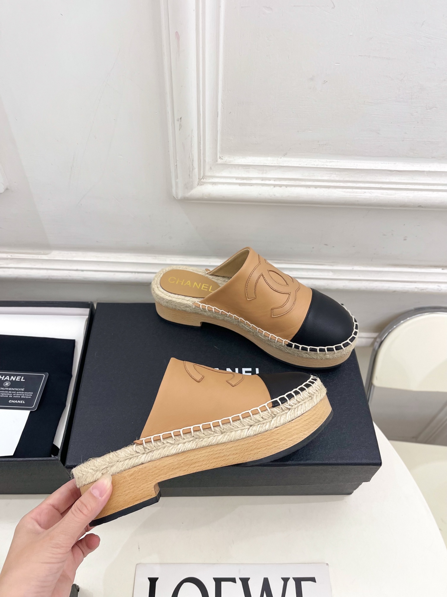 𝐂𝐇𝐀𝐍𝐄𝐋  | 小香  26𝐬𝐬  🦋2026新品  专柜经典款 小香双C拼色麻绳实木包头渔夫拖鞋 系列上新〰 🍬B