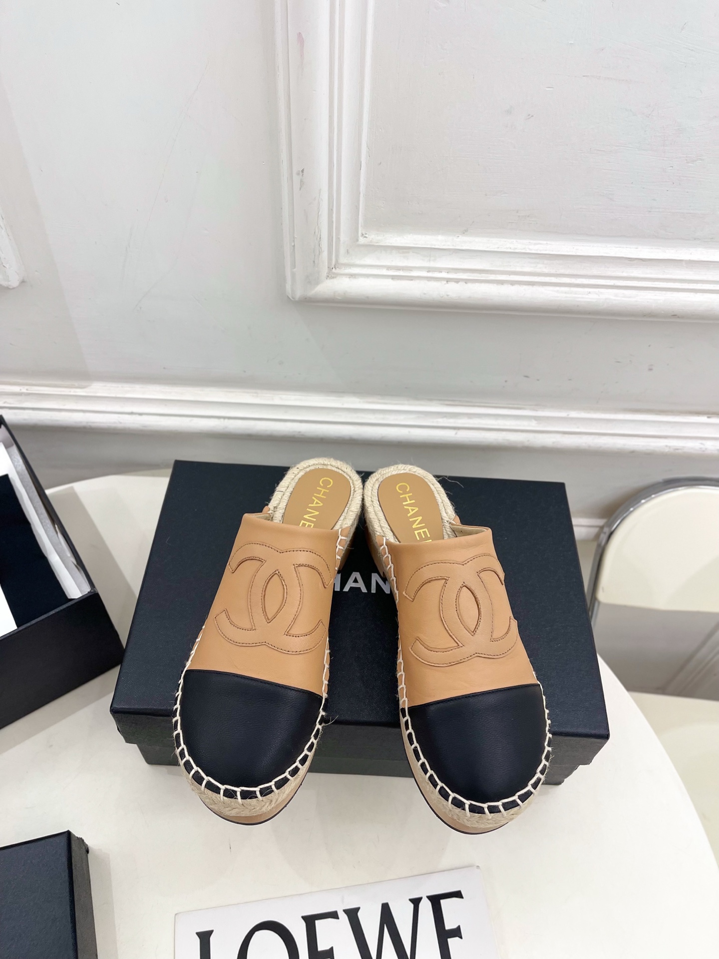 𝐂𝐇𝐀𝐍𝐄𝐋 | 小香 26𝐬𝐬 🦋2026新品 专柜经典款 小香双C拼色麻绳实木包头渔夫拖鞋 系列上新〰 🍬B 𝐂𝐇𝐀𝐍𝐄𝐋 | 小香 26𝐬𝐬 🦋2026新品 专柜经典款 小香双C拼色麻绳实木包头渔夫拖鞋 系列上新〰 🍬B