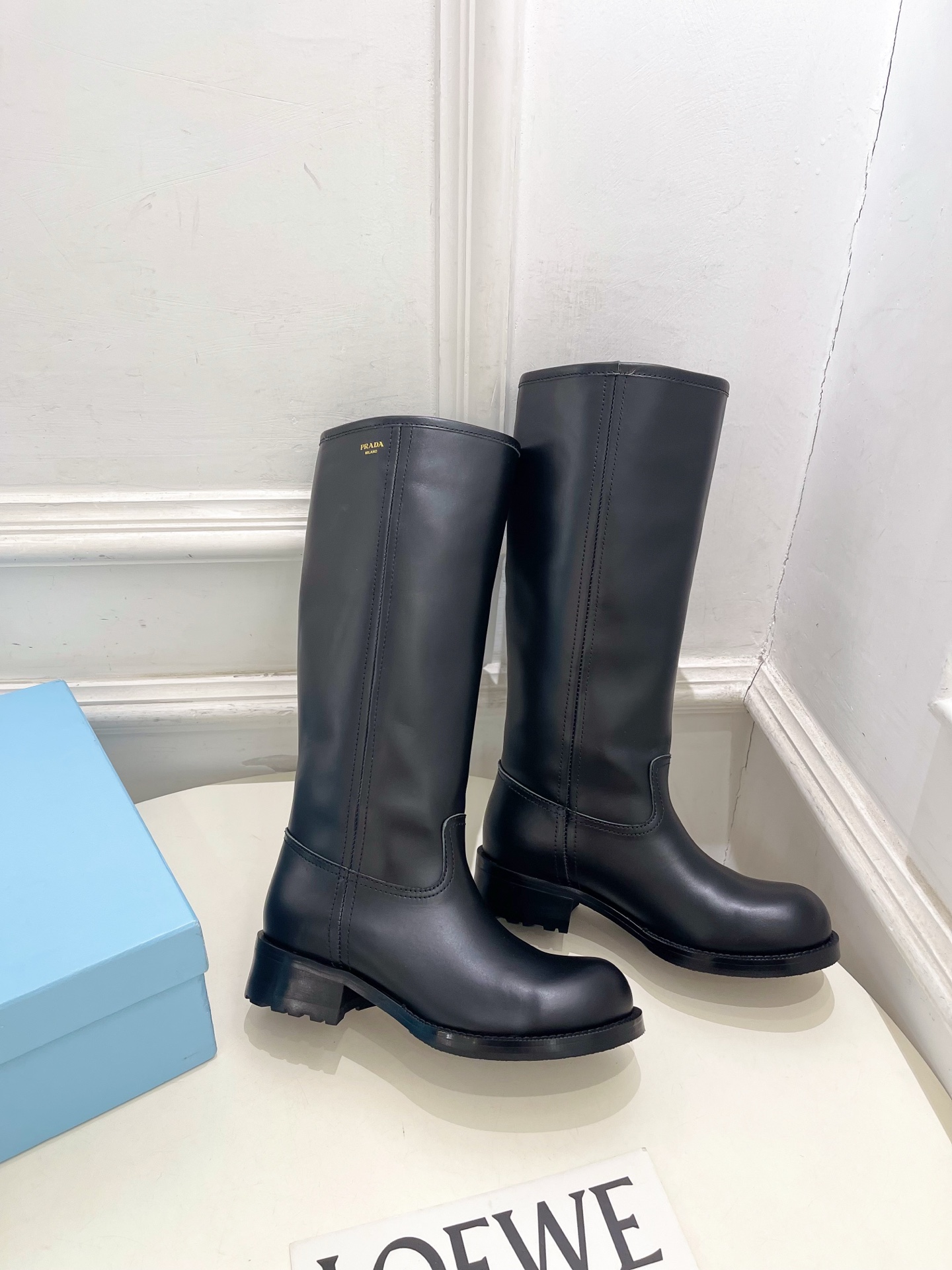 PRADA 普拉达  26𝐬𝐬  🌈2026秋冬新品 专柜走秀款 经典字母粗跟骑士短靴 长靴 系列〰 ◽鞋面：原版高定制