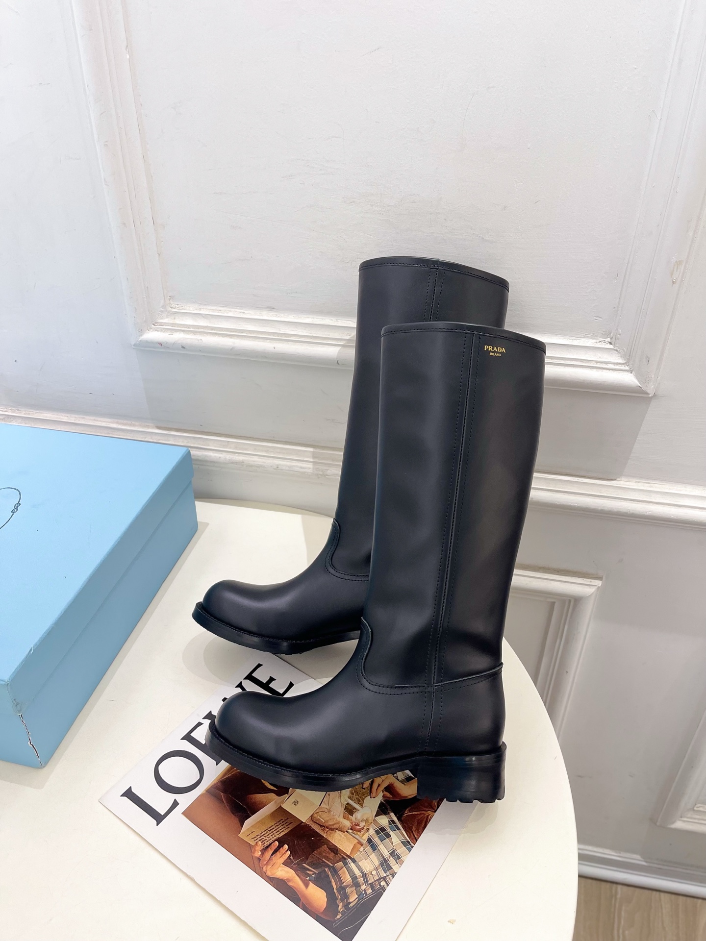 PRADA 普拉达  26𝐬𝐬  🌈2026秋冬新品 专柜走秀款 经典字母粗跟骑士短靴 长靴 系列〰 ◽鞋面：原版高定制