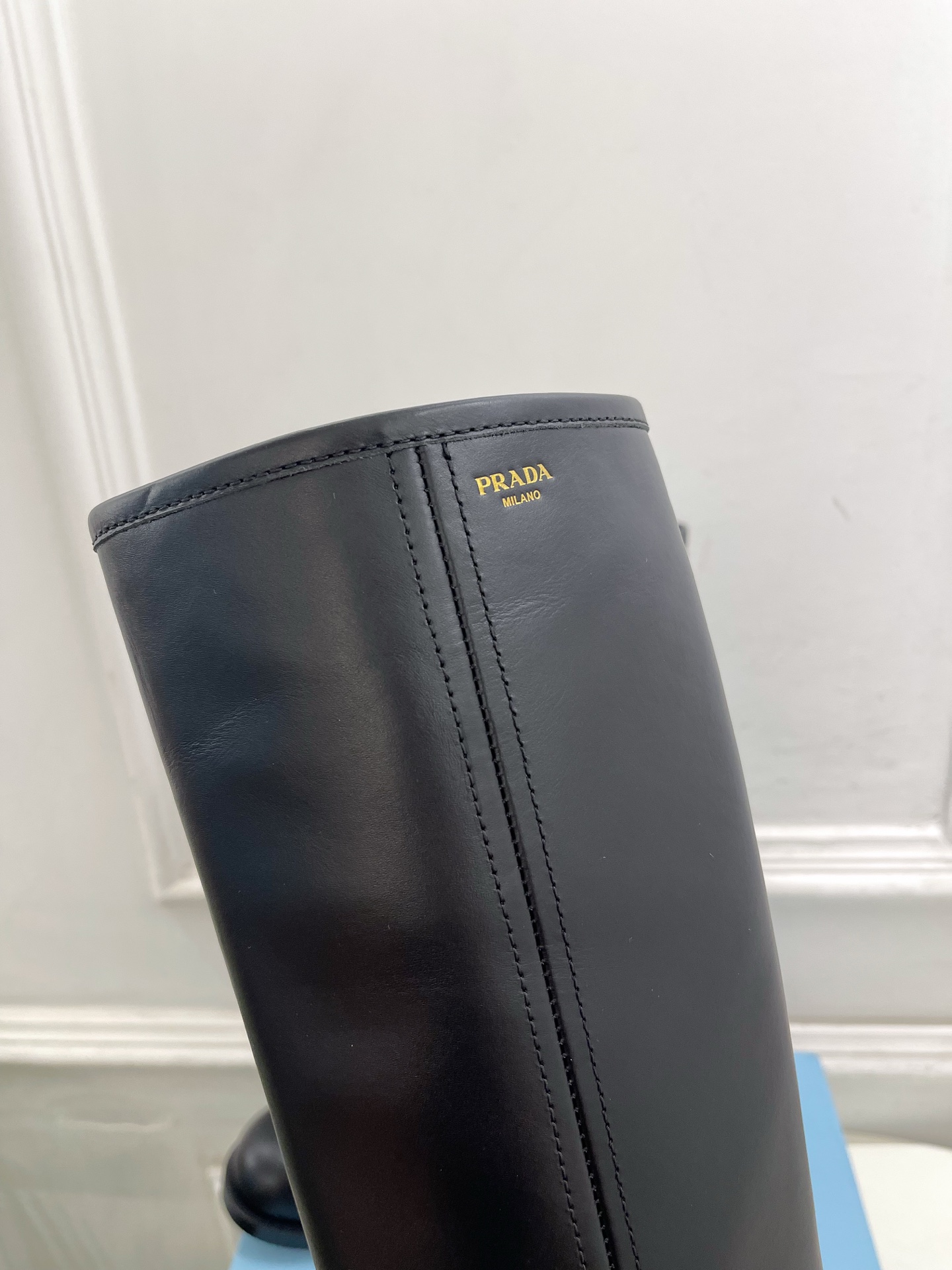 PRADA 普拉达  26𝐬𝐬  🌈2026秋冬新品 专柜走秀款 经典字母粗跟骑士短靴 长靴 系列〰 ◽鞋面：原版高定制
