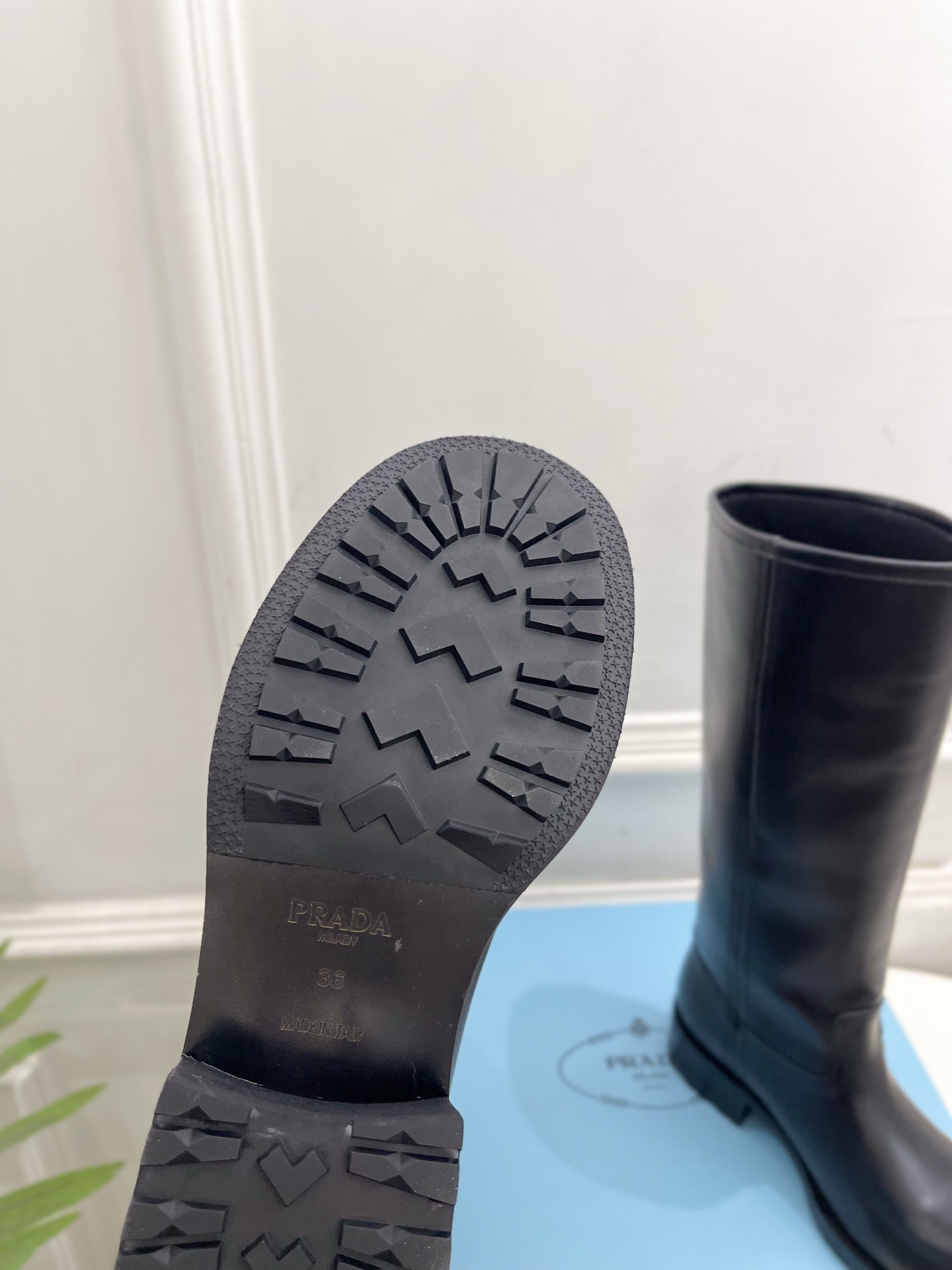 PRADA 普拉达  26𝐬𝐬  🌈2026秋冬新品 专柜走秀款 经典字母粗跟骑士短靴 长靴 系列〰 ◽鞋面：原版高定制