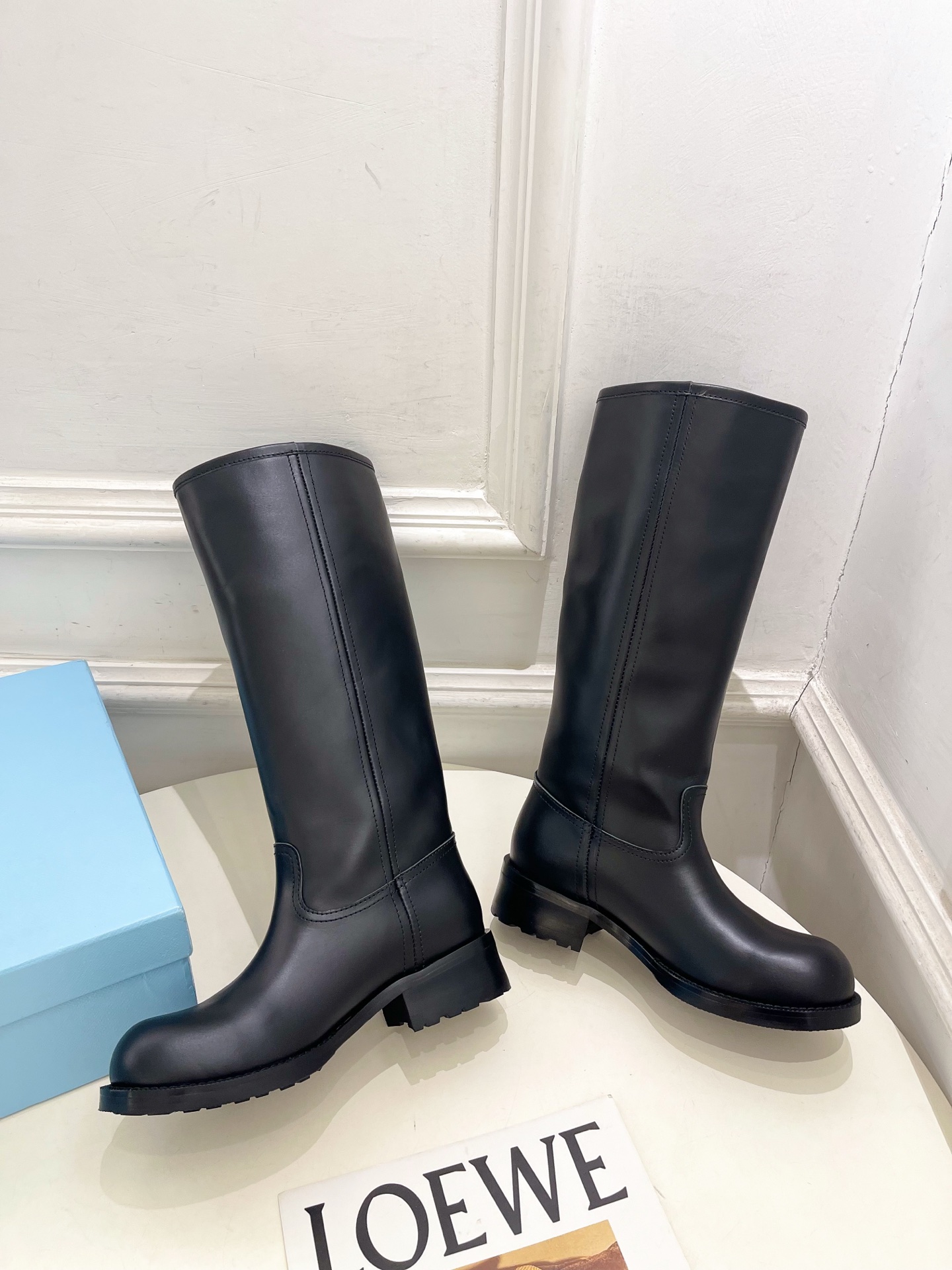 PRADA 普拉达  26𝐬𝐬  🌈2026秋冬新品 专柜走秀款 经典字母粗跟骑士短靴 长靴 系列〰 ◽鞋面：原版高定制