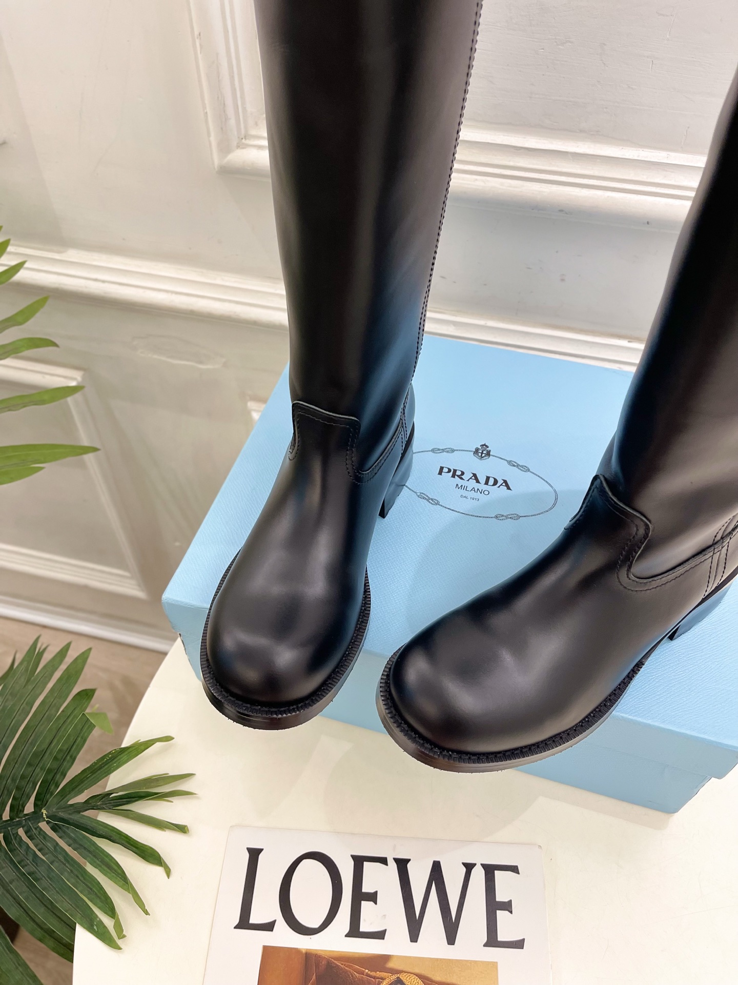 PRADA 普拉达  26𝐬𝐬  🌈2026秋冬新品 专柜走秀款 经典字母粗跟骑士短靴 长靴 系列〰 ◽鞋面：原版高定制