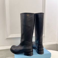 PRADA 普拉达 26𝐬𝐬 🌈2026秋冬新品 专柜走秀款 经典字母粗跟骑士短靴 长靴 系列〰 ◽鞋面:原版高定制 PRADA 普拉达 26𝐬𝐬 🌈2026秋冬新品 专柜走秀款 经典字母粗跟骑士短靴 长靴 系列〰 ◽鞋面:原版高定制