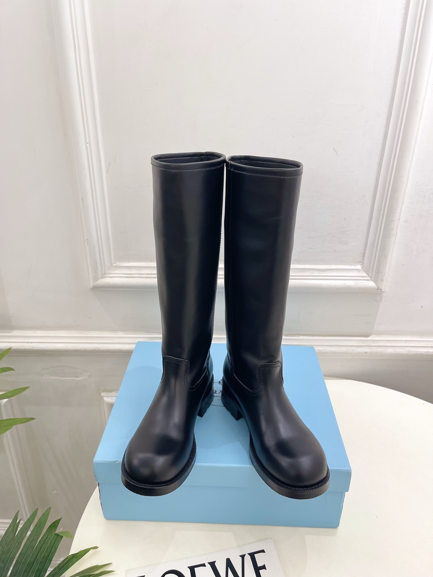 PRADA 普拉达 26𝐬𝐬 🌈2026秋冬新品 专柜走秀款 经典字母粗跟骑士短靴 长靴 系列〰 ◽鞋面:原版高定制 PRADA 普拉达 26𝐬𝐬 🌈2026秋冬新品 专柜走秀款 经典字母粗跟骑士短靴 长靴 系列〰 ◽鞋面:原版高定制