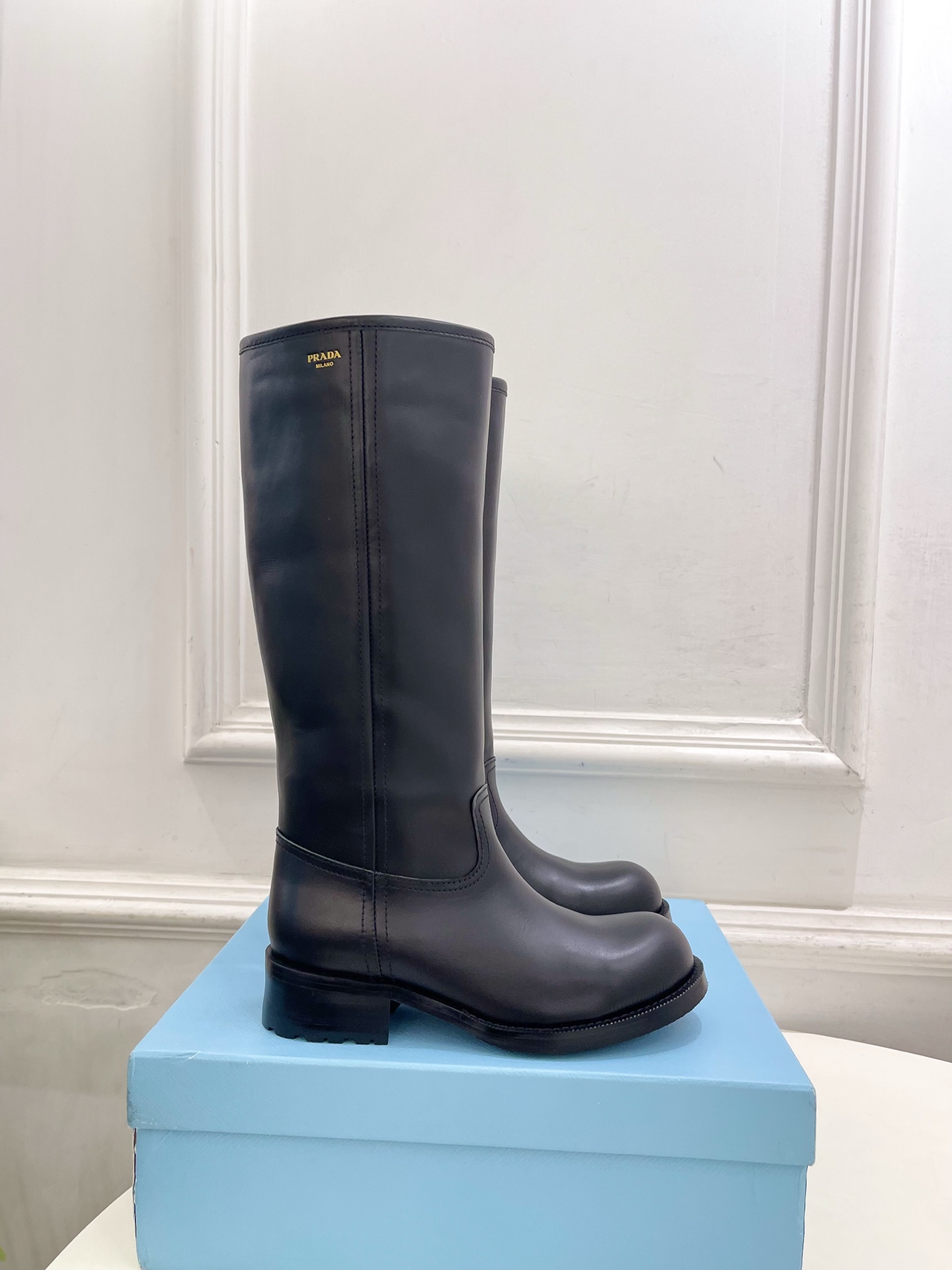 PRADA 普拉达  26𝐬𝐬  🌈2026秋冬新品 专柜走秀款 经典字母粗跟骑士短靴 长靴 系列〰 ◽鞋面：原版高定制