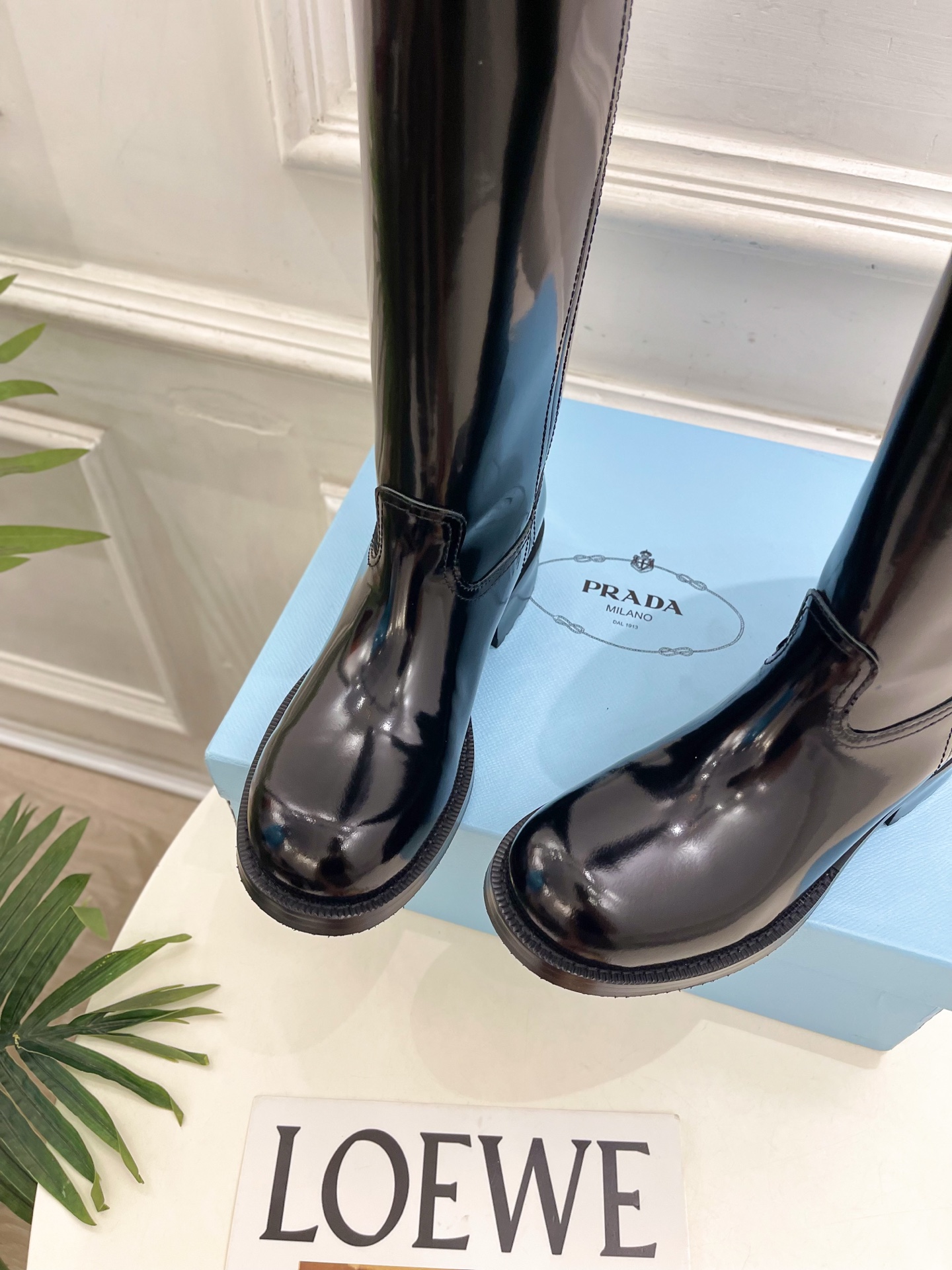 PRADA 普拉达 26𝐬𝐬 🌈2026秋冬新品 专柜走秀款 经典字母粗跟骑士短靴 长靴 系列〰 ◽鞋面:原版高定制 PRADA 普拉达 26𝐬𝐬 🌈2026秋冬新品 专柜走秀款 经典字母粗跟骑士短靴 长靴 系列〰 ◽鞋面:原版高定制