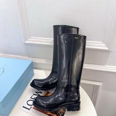 PRADA 普拉达 26𝐬𝐬 🌈2026秋冬新品 专柜走秀款 经典字母粗跟骑士短靴 长靴 系列〰 ◽鞋面:原版高定制 PRADA 普拉达 26𝐬𝐬 🌈2026秋冬新品 专柜走秀款 经典字母粗跟骑士短靴 长靴 系列〰 ◽鞋面:原版高定制
