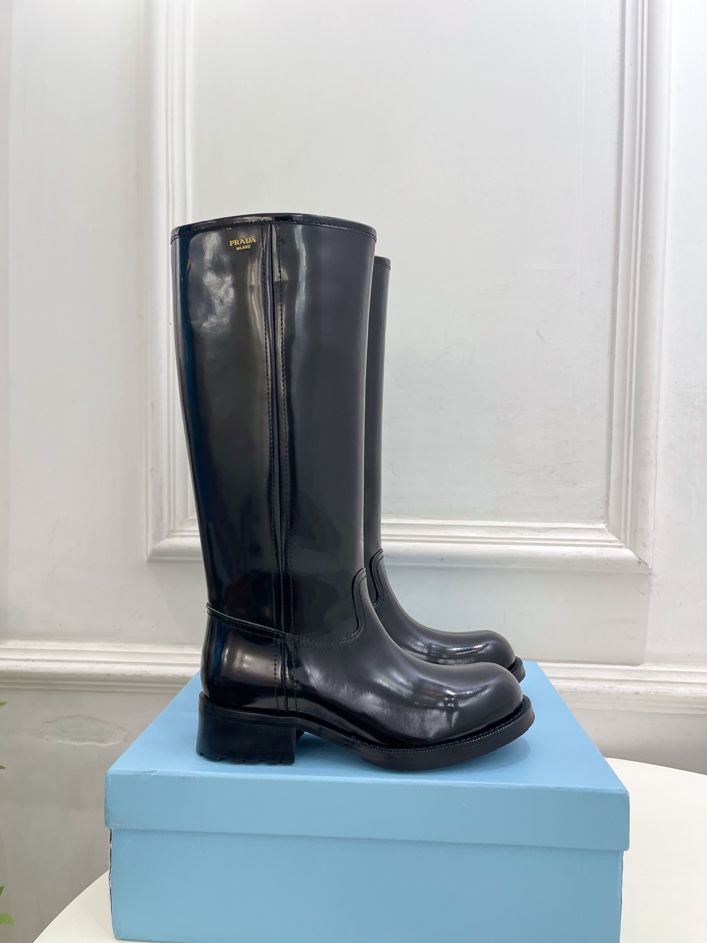 PRADA 普拉达 26𝐬𝐬 🌈2026秋冬新品 专柜走秀款 经典字母粗跟骑士短靴 长靴 系列〰 ◽鞋面:原版高定制 PRADA 普拉达 26𝐬𝐬 🌈2026秋冬新品 专柜走秀款 经典字母粗跟骑士短靴 长靴 系列〰 ◽鞋面:原版高定制