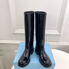 PRADA 普拉达 26𝐬𝐬 🌈2026秋冬新品 专柜走秀款 经典字母粗跟骑士短靴 长靴 系列〰 ◽鞋面:原版高定制 PRADA 普拉达 26𝐬𝐬 🌈2026秋冬新品 专柜走秀款 经典字母粗跟骑士短靴 长靴 系列〰 ◽鞋面:原版高定制