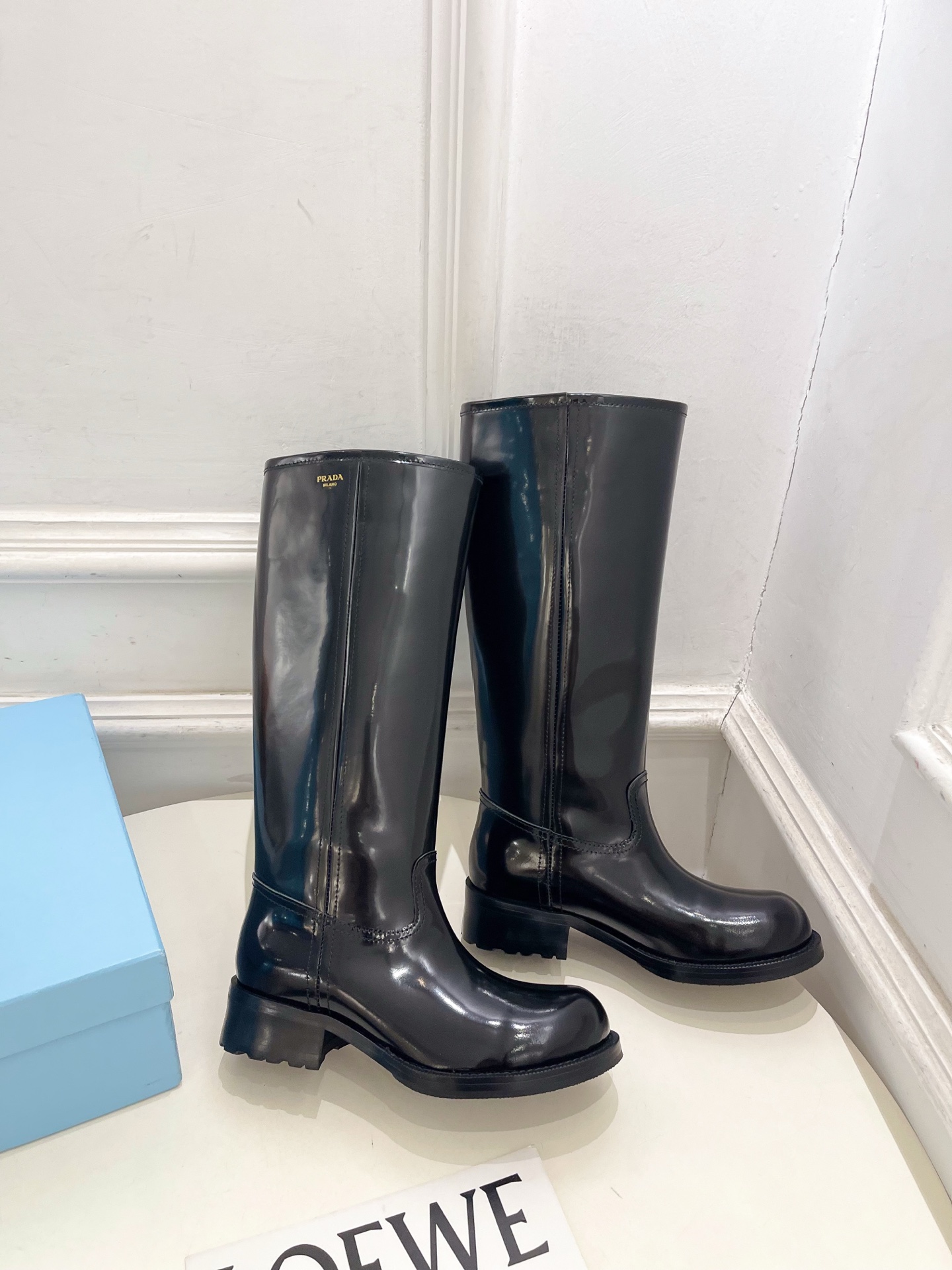 PRADA 普拉达 26𝐬𝐬 🌈2026秋冬新品 专柜走秀款 经典字母粗跟骑士短靴 长靴 系列〰 ◽鞋面:原版高定制 PRADA 普拉达 26𝐬𝐬 🌈2026秋冬新品 专柜走秀款 经典字母粗跟骑士短靴 长靴 系列〰 ◽鞋面:原版高定制