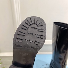 PRADA 普拉达 26𝐬𝐬 🌈2026秋冬新品 专柜走秀款 经典字母粗跟骑士短靴 长靴 系列〰 ◽鞋面:原版高定制 PRADA 普拉达 26𝐬𝐬 🌈2026秋冬新品 专柜走秀款 经典字母粗跟骑士短靴 长靴 系列〰 ◽鞋面:原版高定制