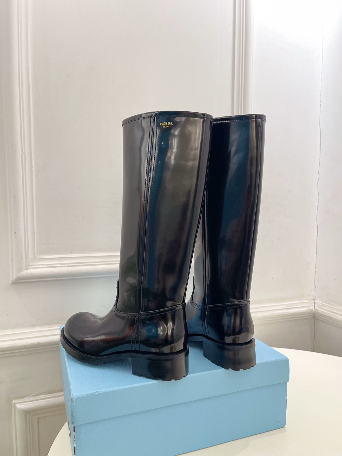 PRADA 普拉达 26𝐬𝐬 🌈2026秋冬新品 专柜走秀款 经典字母粗跟骑士短靴 长靴 系列〰 ◽鞋面:原版高定制 PRADA 普拉达 26𝐬𝐬 🌈2026秋冬新品 专柜走秀款 经典字母粗跟骑士短靴 长靴 系列〰 ◽鞋面:原版高定制