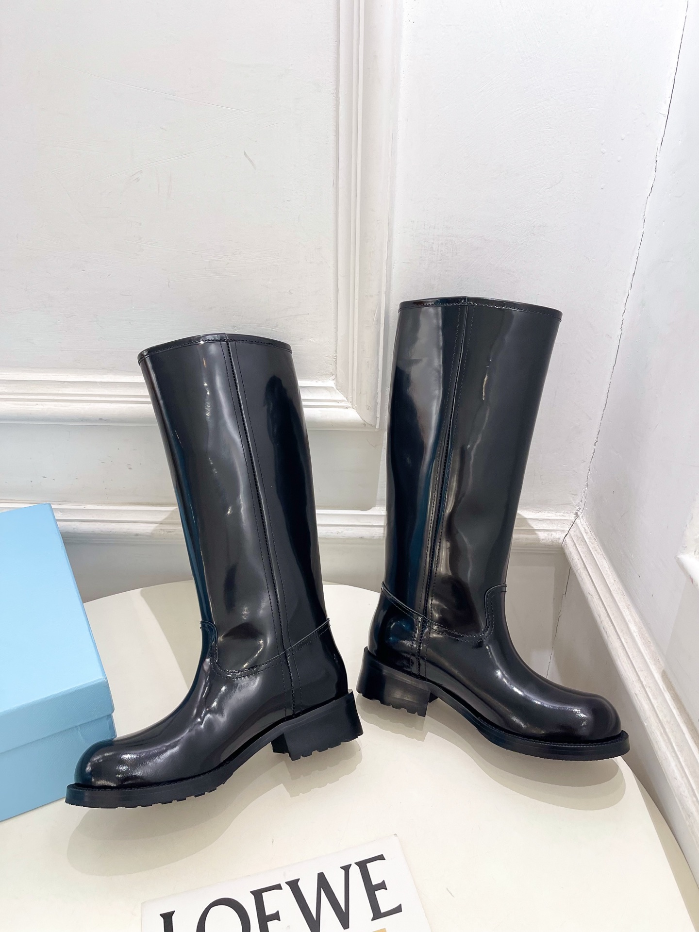 PRADA 普拉达 26𝐬𝐬 🌈2026秋冬新品 专柜走秀款 经典字母粗跟骑士短靴 长靴 系列〰 ◽鞋面:原版高定制 PRADA 普拉达 26𝐬𝐬 🌈2026秋冬新品 专柜走秀款 经典字母粗跟骑士短靴 长靴 系列〰 ◽鞋面:原版高定制