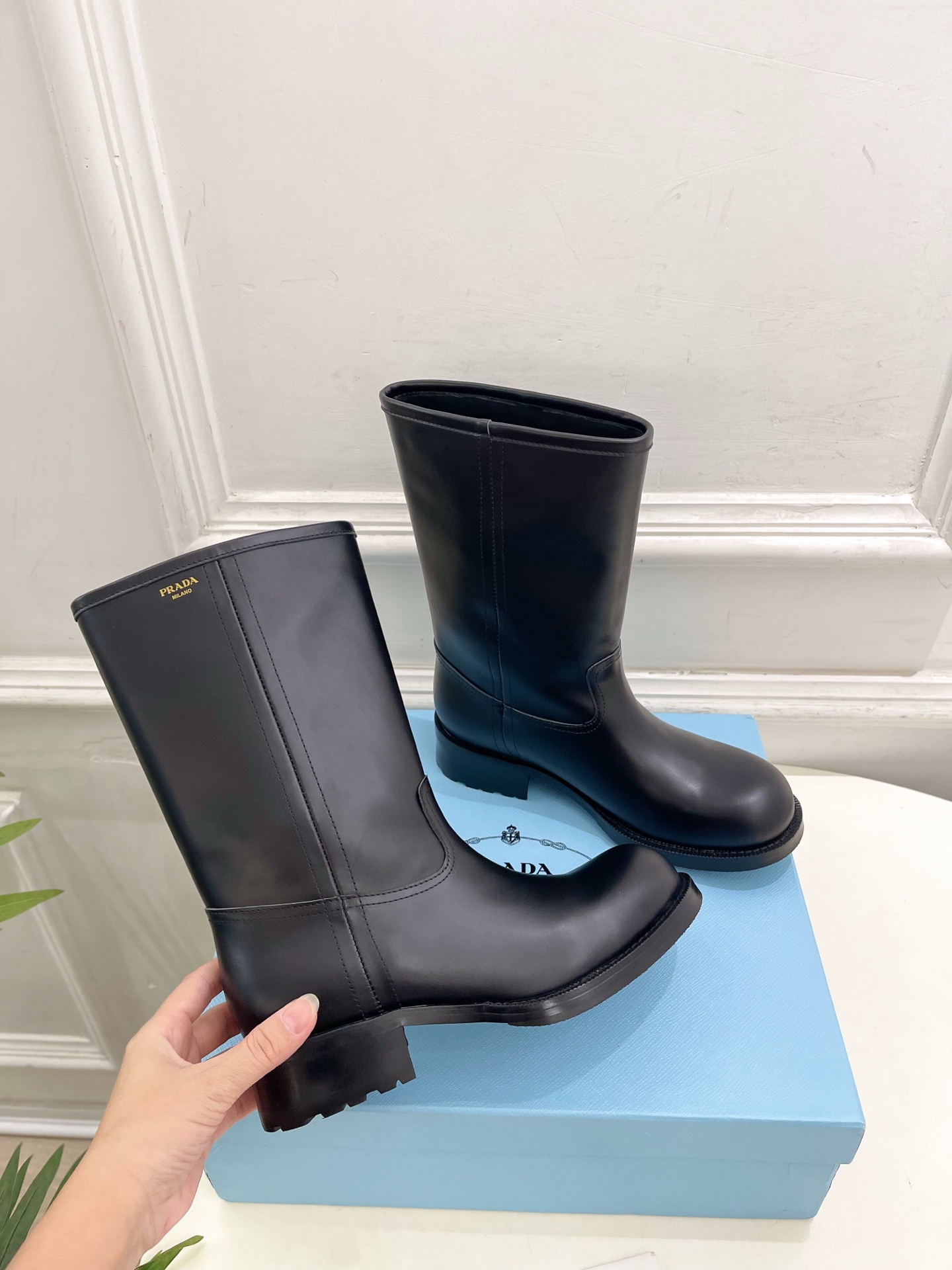 PRADA 普拉达  26𝐬𝐬  🌈2026秋冬新品 专柜走秀款 经典字母粗跟骑士短靴 长靴 系列〰 ◽鞋面：原版高定制