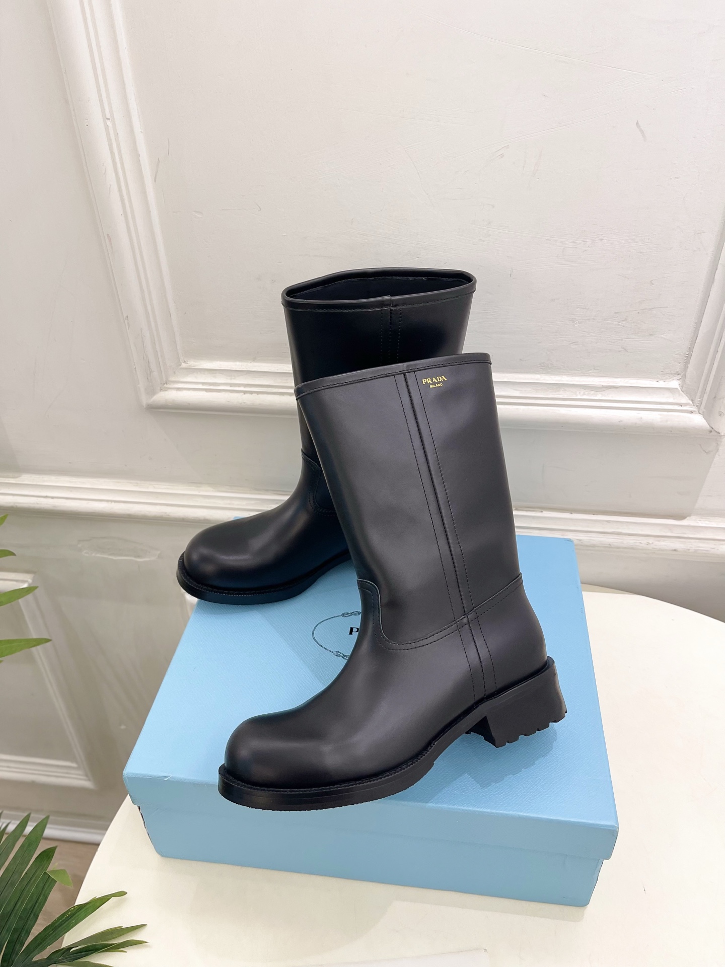 PRADA 普拉达  26𝐬𝐬  🌈2026秋冬新品 专柜走秀款 经典字母粗跟骑士短靴 长靴 系列〰 ◽鞋面：原版高定制