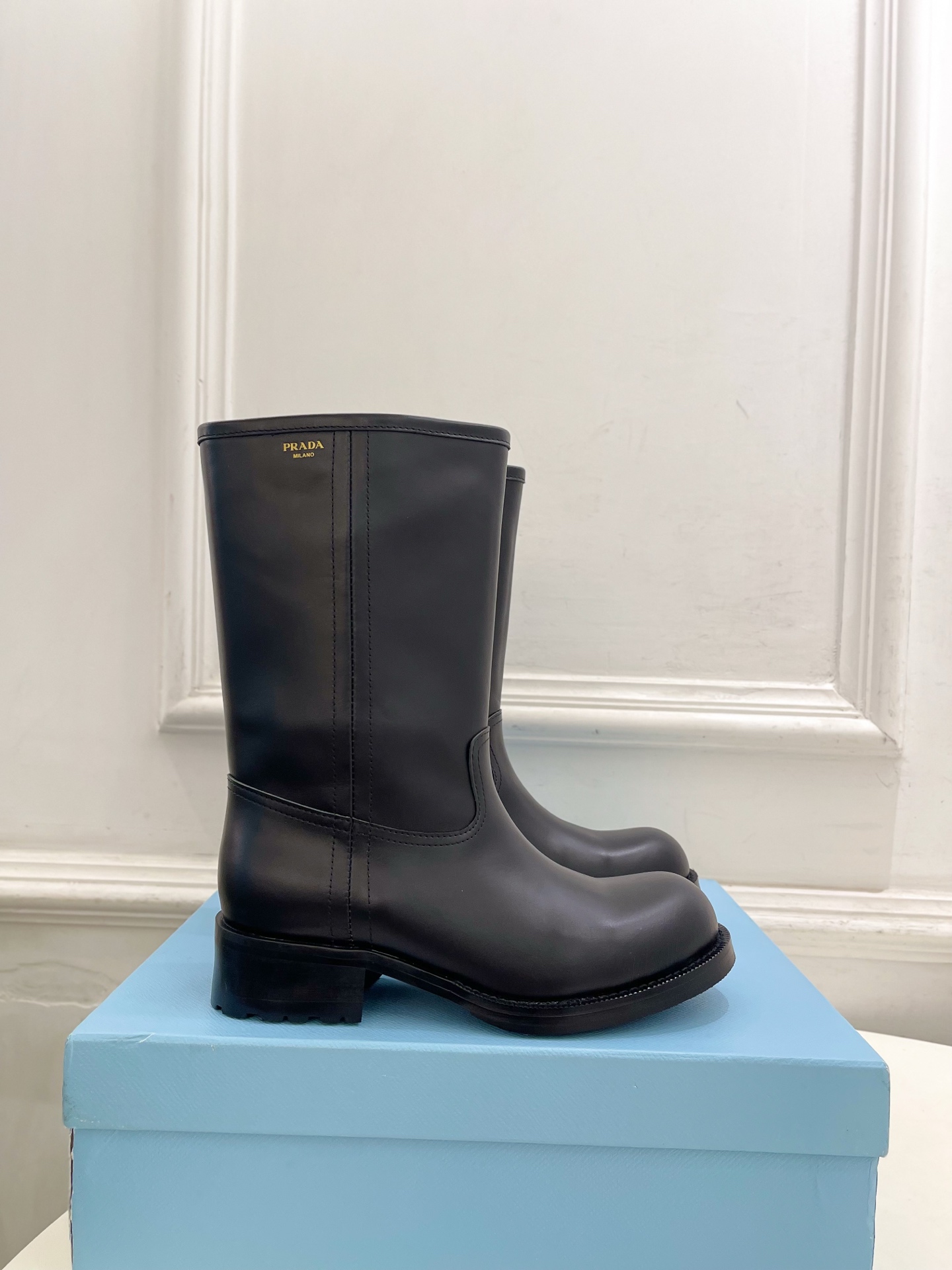 PRADA 普拉达  26𝐬𝐬  🌈2026秋冬新品 专柜走秀款 经典字母粗跟骑士短靴 长靴 系列〰 ◽鞋面：原版高定制