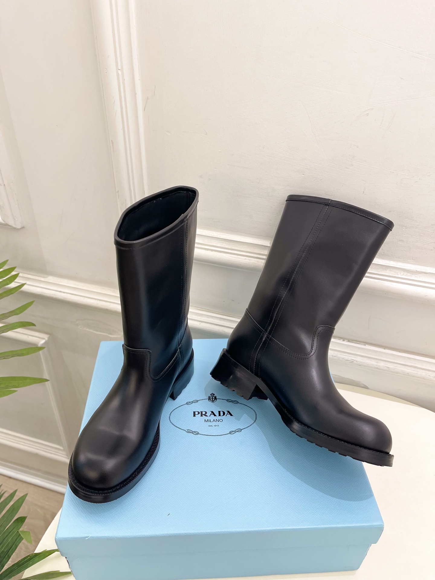 PRADA 普拉达  26𝐬𝐬  🌈2026秋冬新品 专柜走秀款 经典字母粗跟骑士短靴 长靴 系列〰 ◽鞋面：原版高定制