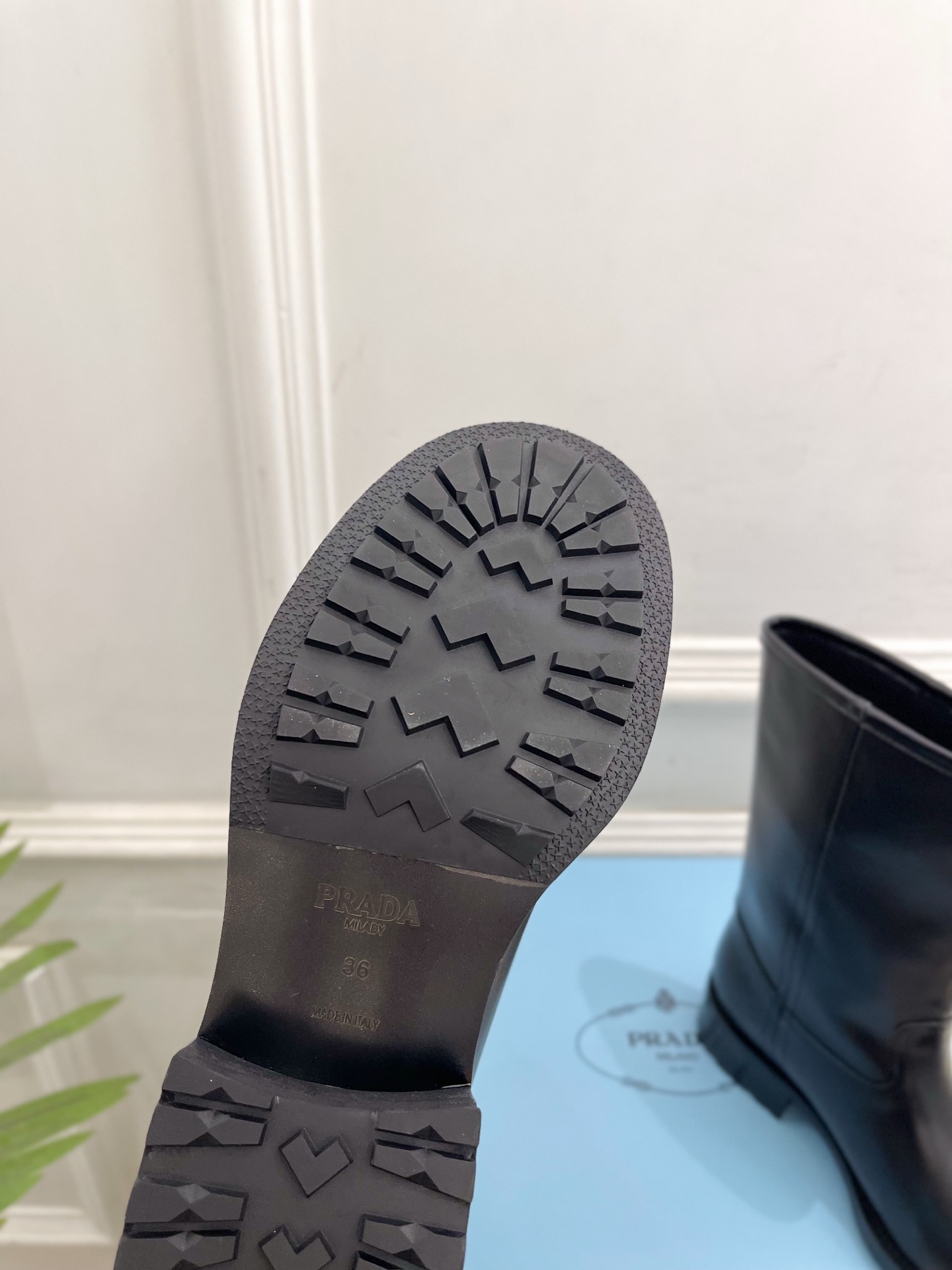 PRADA 普拉达  26𝐬𝐬  🌈2026秋冬新品 专柜走秀款 经典字母粗跟骑士短靴 长靴 系列〰 ◽鞋面：原版高定制