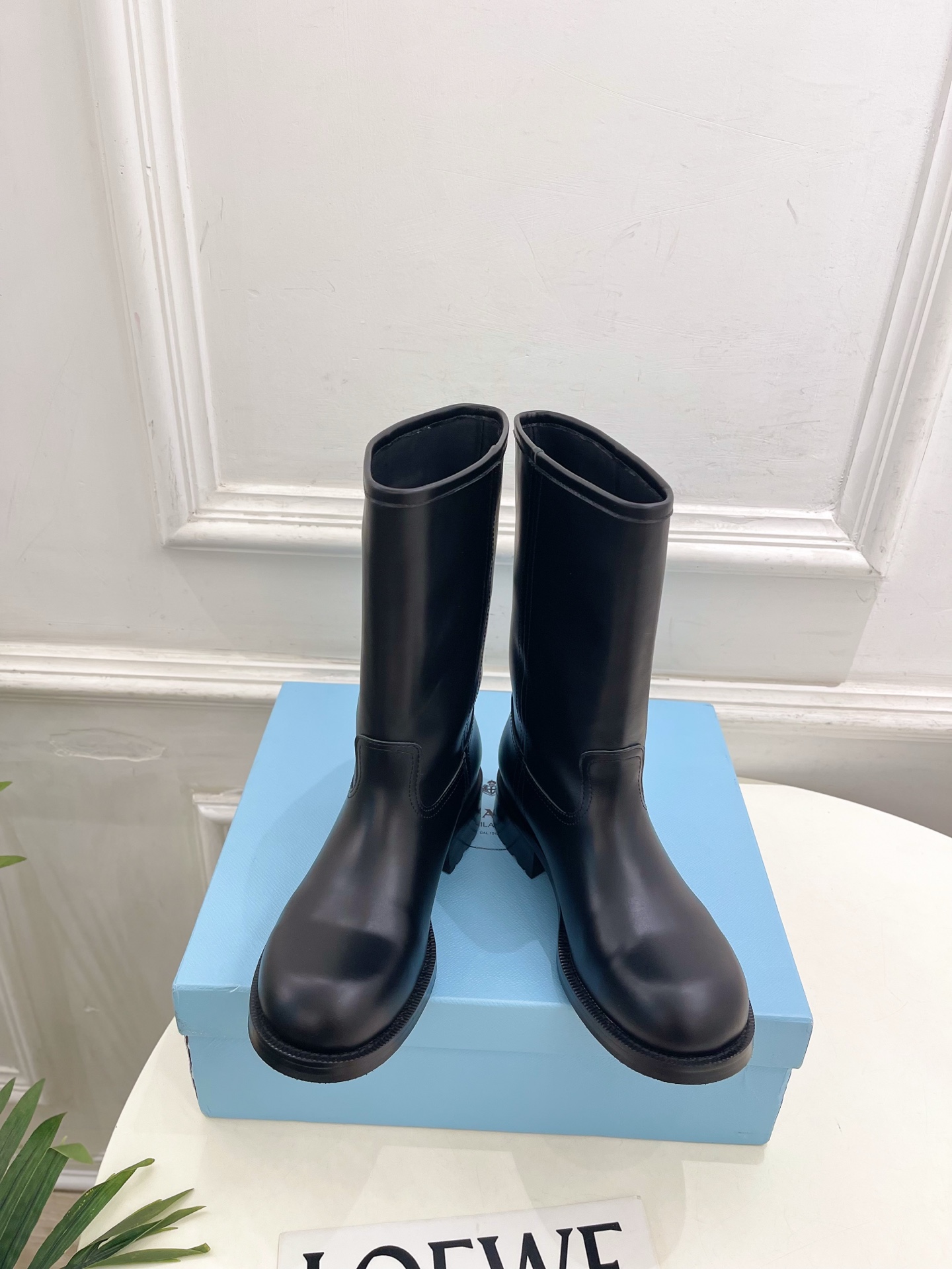 PRADA 普拉达 26𝐬𝐬 🌈2026秋冬新品 专柜走秀款 经典字母粗跟骑士短靴 长靴 系列〰 ◽鞋面:原版高定制 PRADA 普拉达 26𝐬𝐬 🌈2026秋冬新品 专柜走秀款 经典字母粗跟骑士短靴 长靴 系列〰 ◽鞋面:原版高定制