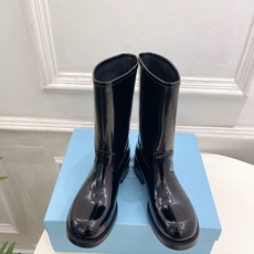 PRADA 普拉达 26𝐬𝐬 🌈2026秋冬新品 专柜走秀款 经典字母粗跟骑士短靴 长靴 系列〰 ◽鞋面:原版高定制 PRADA 普拉达 26𝐬𝐬 🌈2026秋冬新品 专柜走秀款 经典字母粗跟骑士短靴 长靴 系列〰 ◽鞋面:原版高定制