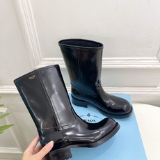 PRADA 普拉达 26𝐬𝐬 🌈2026秋冬新品 专柜走秀款 经典字母粗跟骑士短靴 长靴 系列〰 ◽鞋面:原版高定制 PRADA 普拉达 26𝐬𝐬 🌈2026秋冬新品 专柜走秀款 经典字母粗跟骑士短靴 长靴 系列〰 ◽鞋面:原版高定制