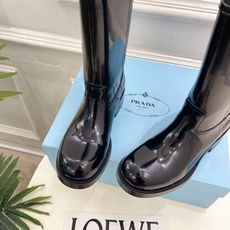 PRADA 普拉达 26𝐬𝐬 🌈2026秋冬新品 专柜走秀款 经典字母粗跟骑士短靴 长靴 系列〰 ◽鞋面:原版高定制 PRADA 普拉达 26𝐬𝐬 🌈2026秋冬新品 专柜走秀款 经典字母粗跟骑士短靴 长靴 系列〰 ◽鞋面:原版高定制