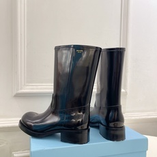 PRADA 普拉达 26𝐬𝐬 🌈2026秋冬新品 专柜走秀款 经典字母粗跟骑士短靴 长靴 系列〰 ◽鞋面:原版高定制 PRADA 普拉达 26𝐬𝐬 🌈2026秋冬新品 专柜走秀款 经典字母粗跟骑士短靴 长靴 系列〰 ◽鞋面:原版高定制