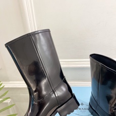 PRADA 普拉达 26𝐬𝐬 🌈2026秋冬新品 专柜走秀款 经典字母粗跟骑士短靴 长靴 系列〰 ◽鞋面:原版高定制 PRADA 普拉达 26𝐬𝐬 🌈2026秋冬新品 专柜走秀款 经典字母粗跟骑士短靴 长靴 系列〰 ◽鞋面:原版高定制