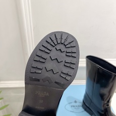 PRADA 普拉达 26𝐬𝐬 🌈2026秋冬新品 专柜走秀款 经典字母粗跟骑士短靴 长靴 系列〰 ◽鞋面:原版高定制 PRADA 普拉达 26𝐬𝐬 🌈2026秋冬新品 专柜走秀款 经典字母粗跟骑士短靴 长靴 系列〰 ◽鞋面:原版高定制