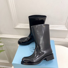 PRADA 普拉达 26𝐬𝐬 🌈2026秋冬新品 专柜走秀款 经典字母粗跟骑士短靴 长靴 系列〰 ◽鞋面:原版高定制 PRADA 普拉达 26𝐬𝐬 🌈2026秋冬新品 专柜走秀款 经典字母粗跟骑士短靴 长靴 系列〰 ◽鞋面:原版高定制