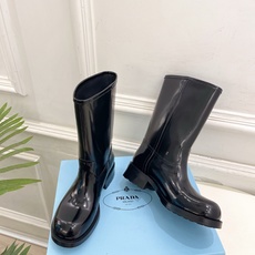 PRADA 普拉达 26𝐬𝐬 🌈2026秋冬新品 专柜走秀款 经典字母粗跟骑士短靴 长靴 系列〰 ◽鞋面:原版高定制 PRADA 普拉达 26𝐬𝐬 🌈2026秋冬新品 专柜走秀款 经典字母粗跟骑士短靴 长靴 系列〰 ◽鞋面:原版高定制