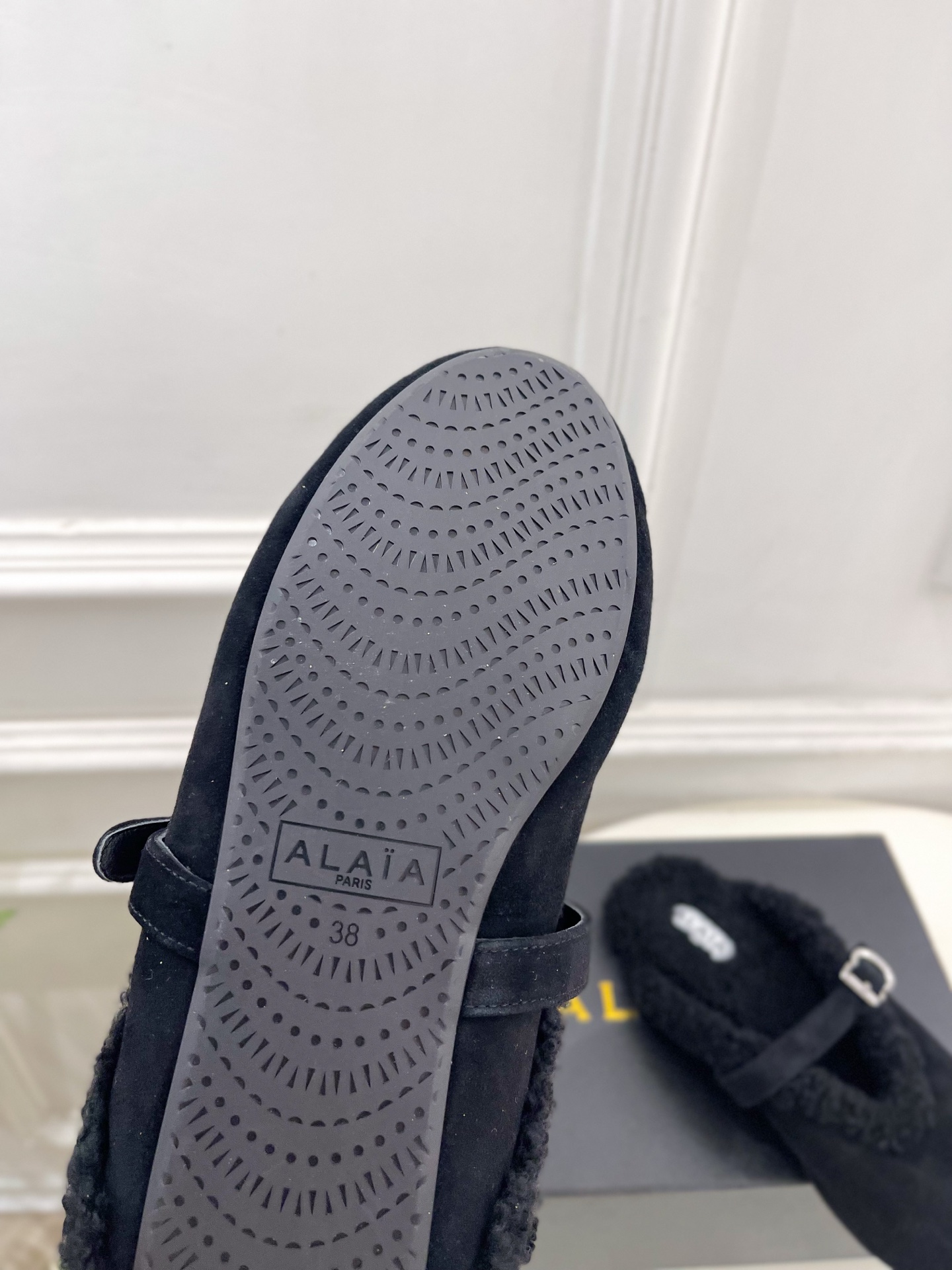 ALAÏA 阿莱亚26𝐬𝐬 2026秋冬新品 秀场同款 经典搭扣羊羔毛平底包头半拖鞋 ————————— Alaïa ALAÏA 阿莱亚26𝐬𝐬 2026秋冬新品 秀场同款 经典搭扣羊羔毛平底包头半拖鞋 ————————— Alaïa