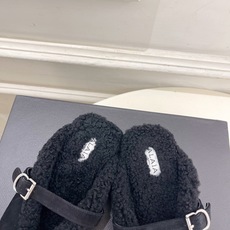 ALAÏA 阿莱亚26𝐬𝐬 2026秋冬新品 秀场同款 经典搭扣羊羔毛平底包头半拖鞋 ————————— Alaïa ALAÏA 阿莱亚26𝐬𝐬 2026秋冬新品 秀场同款 经典搭扣羊羔毛平底包头半拖鞋 ————————— Alaïa