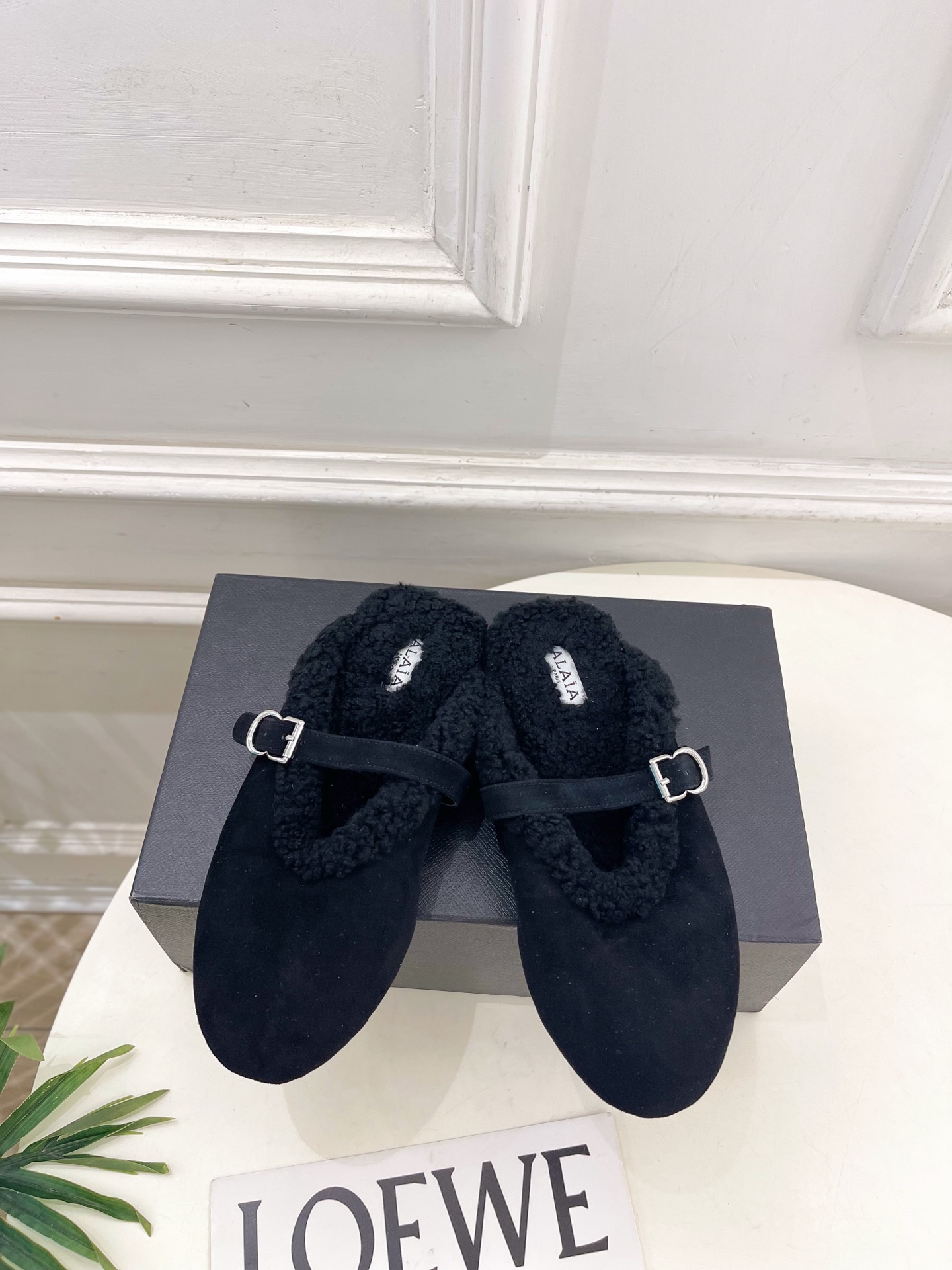 ALAÏA 阿莱亚26𝐬𝐬 2026秋冬新品 秀场同款 经典搭扣羊羔毛平底包头半拖鞋 ————————— Alaïa ALAÏA 阿莱亚26𝐬𝐬 2026秋冬新品 秀场同款 经典搭扣羊羔毛平底包头半拖鞋 ————————— Alaïa