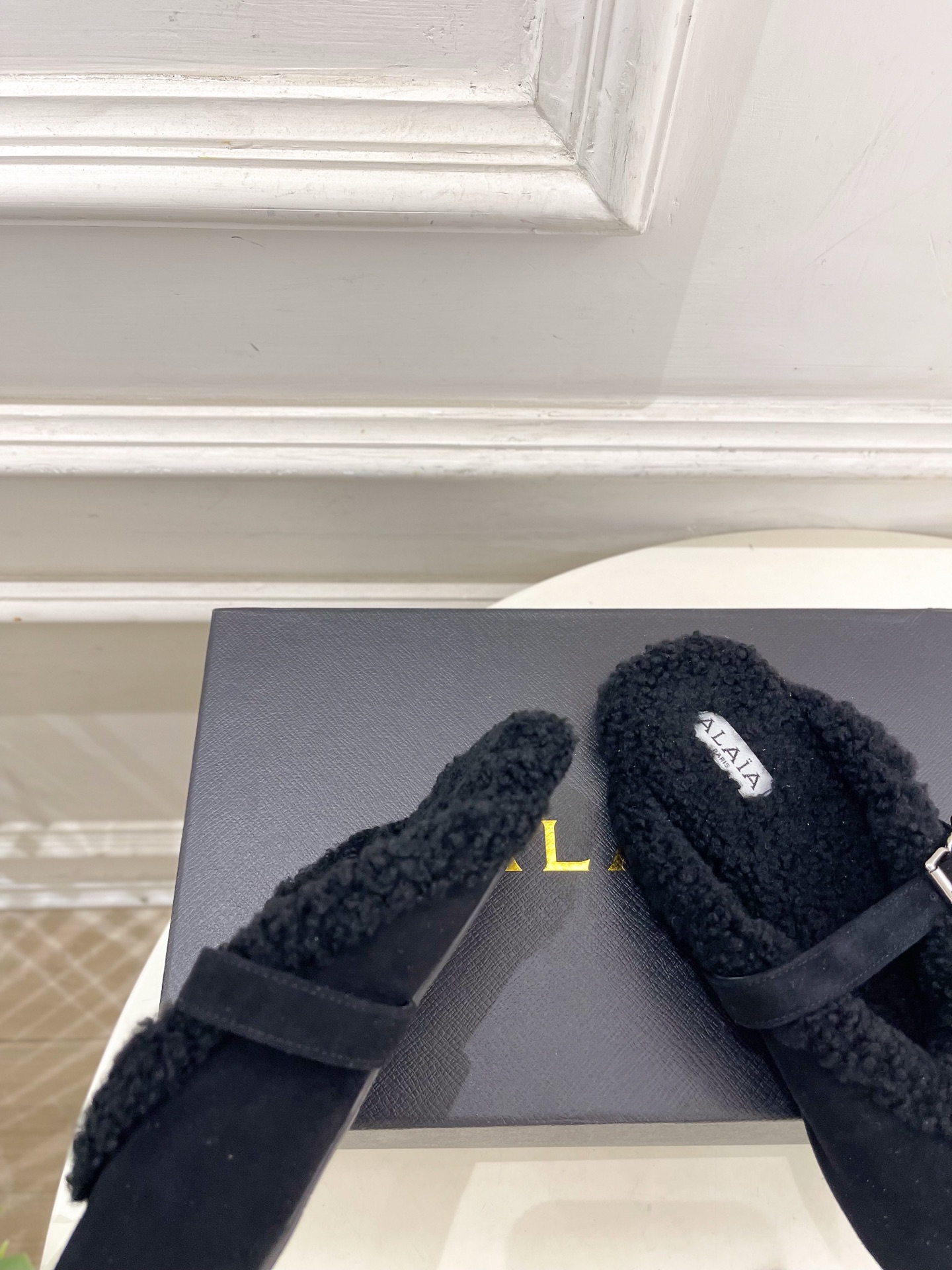 ALAÏA 阿莱亚26𝐬𝐬 2026秋冬新品 秀场同款 经典搭扣羊羔毛平底包头半拖鞋 ————————— Alaïa ALAÏA 阿莱亚26𝐬𝐬 2026秋冬新品 秀场同款 经典搭扣羊羔毛平底包头半拖鞋 ————————— Alaïa