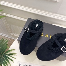 ALAÏA 阿莱亚26𝐬𝐬 2026秋冬新品 秀场同款 经典搭扣羊羔毛平底包头半拖鞋 ————————— Alaïa ALAÏA 阿莱亚26𝐬𝐬 2026秋冬新品 秀场同款 经典搭扣羊羔毛平底包头半拖鞋 ————————— Alaïa