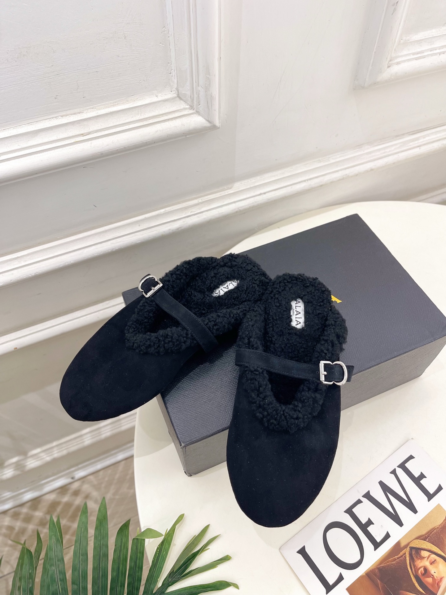 ALAÏA 阿莱亚26𝐬𝐬 2026秋冬新品 秀场同款 经典搭扣羊羔毛平底包头半拖鞋 ————————— Alaïa ALAÏA 阿莱亚26𝐬𝐬 2026秋冬新品 秀场同款 经典搭扣羊羔毛平底包头半拖鞋 ————————— Alaïa