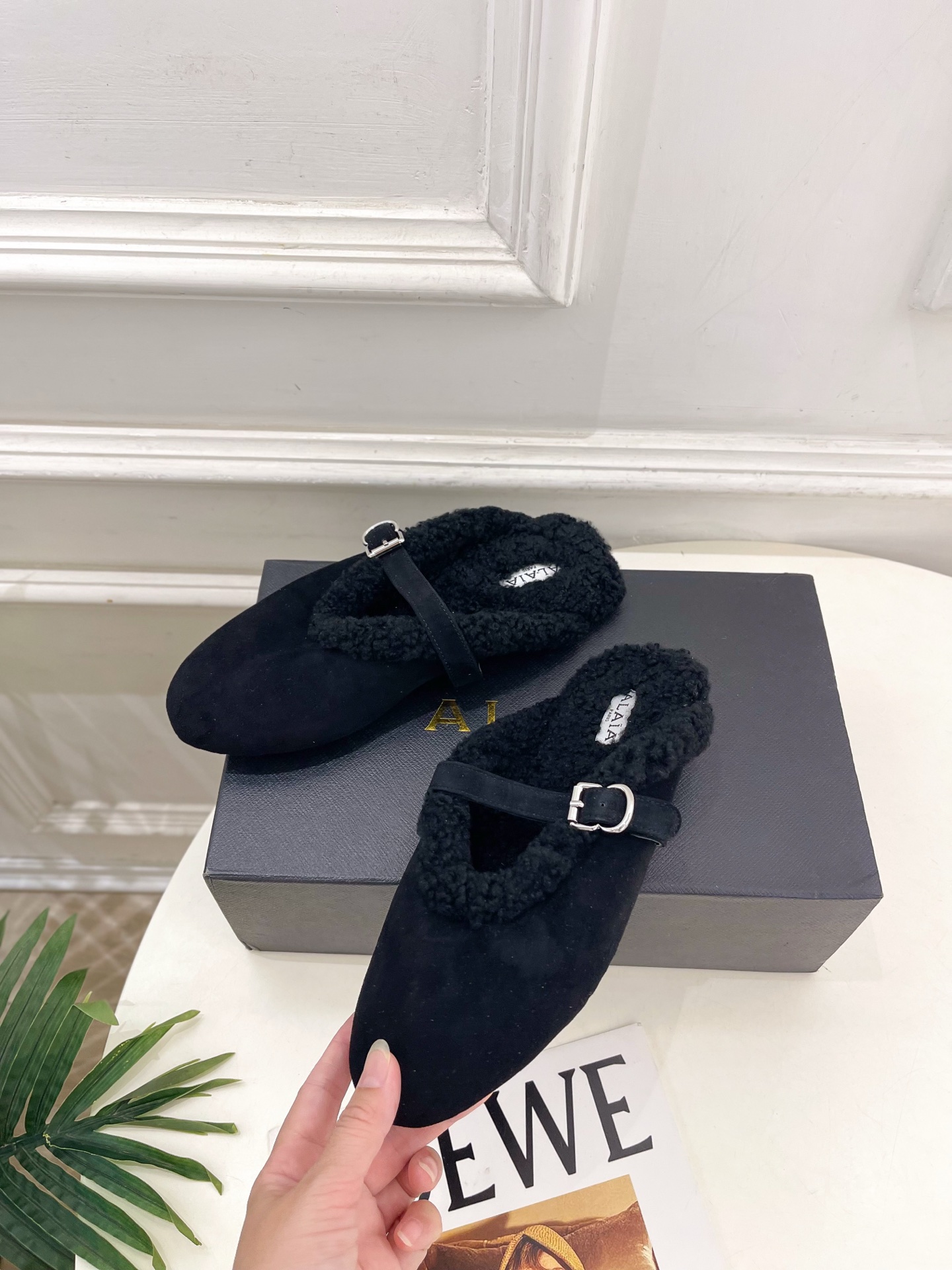 ALAÏA 阿莱亚26𝐬𝐬 2026秋冬新品 秀场同款 经典搭扣羊羔毛平底包头半拖鞋 ————————— Alaïa ALAÏA 阿莱亚26𝐬𝐬 2026秋冬新品 秀场同款 经典搭扣羊羔毛平底包头半拖鞋 ————————— Alaïa
