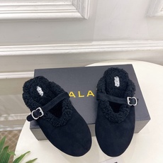 ALAÏA 阿莱亚26𝐬𝐬 2026秋冬新品 秀场同款 经典搭扣羊羔毛平底包头半拖鞋 ————————— Alaïa ALAÏA 阿莱亚26𝐬𝐬 2026秋冬新品 秀场同款 经典搭扣羊羔毛平底包头半拖鞋 ————————— Alaïa