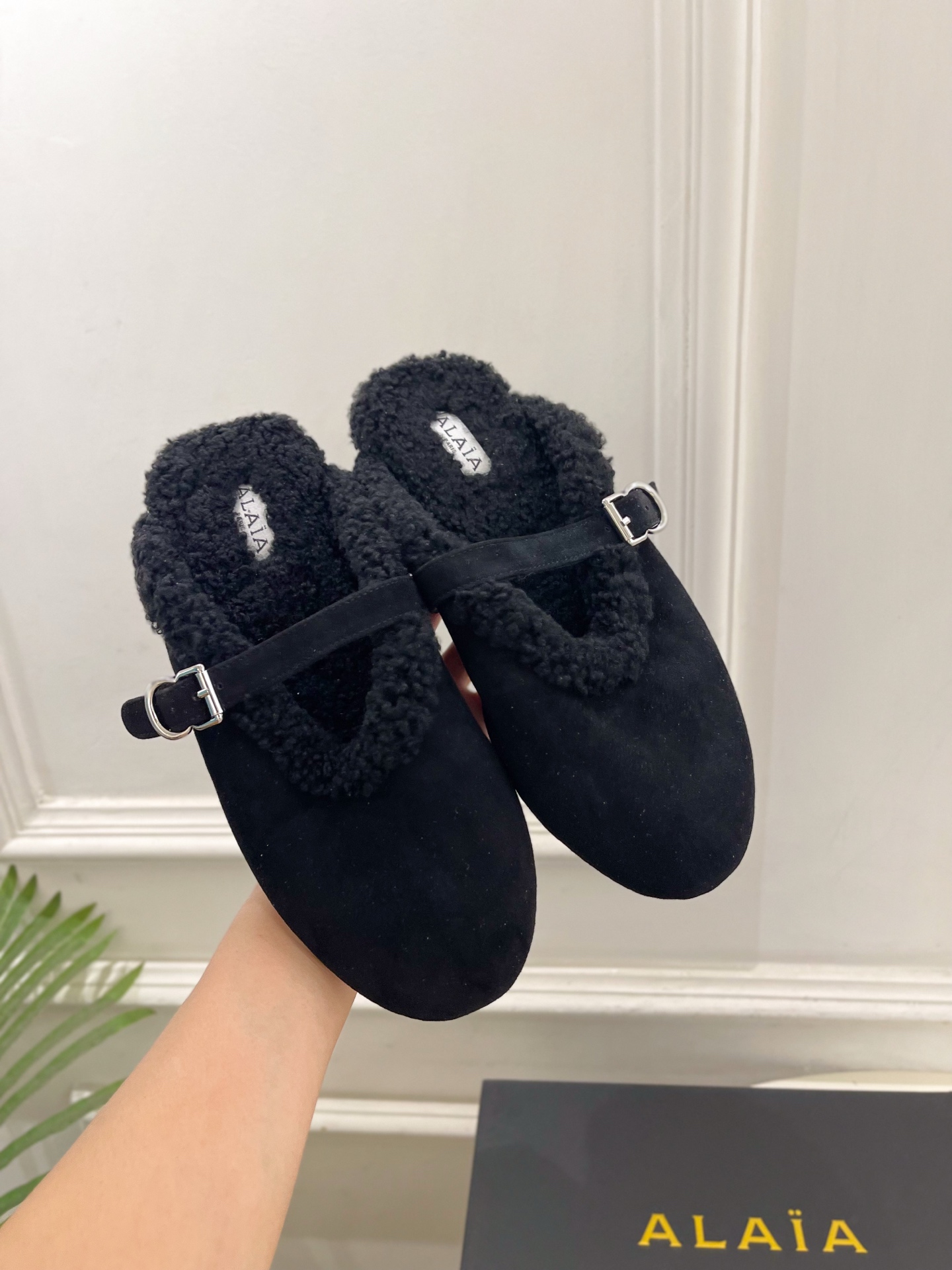 ALAÏA 阿莱亚26𝐬𝐬 2026秋冬新品 秀场同款 经典搭扣羊羔毛平底包头半拖鞋 ————————— Alaïa ALAÏA 阿莱亚26𝐬𝐬 2026秋冬新品 秀场同款 经典搭扣羊羔毛平底包头半拖鞋 ————————— Alaïa