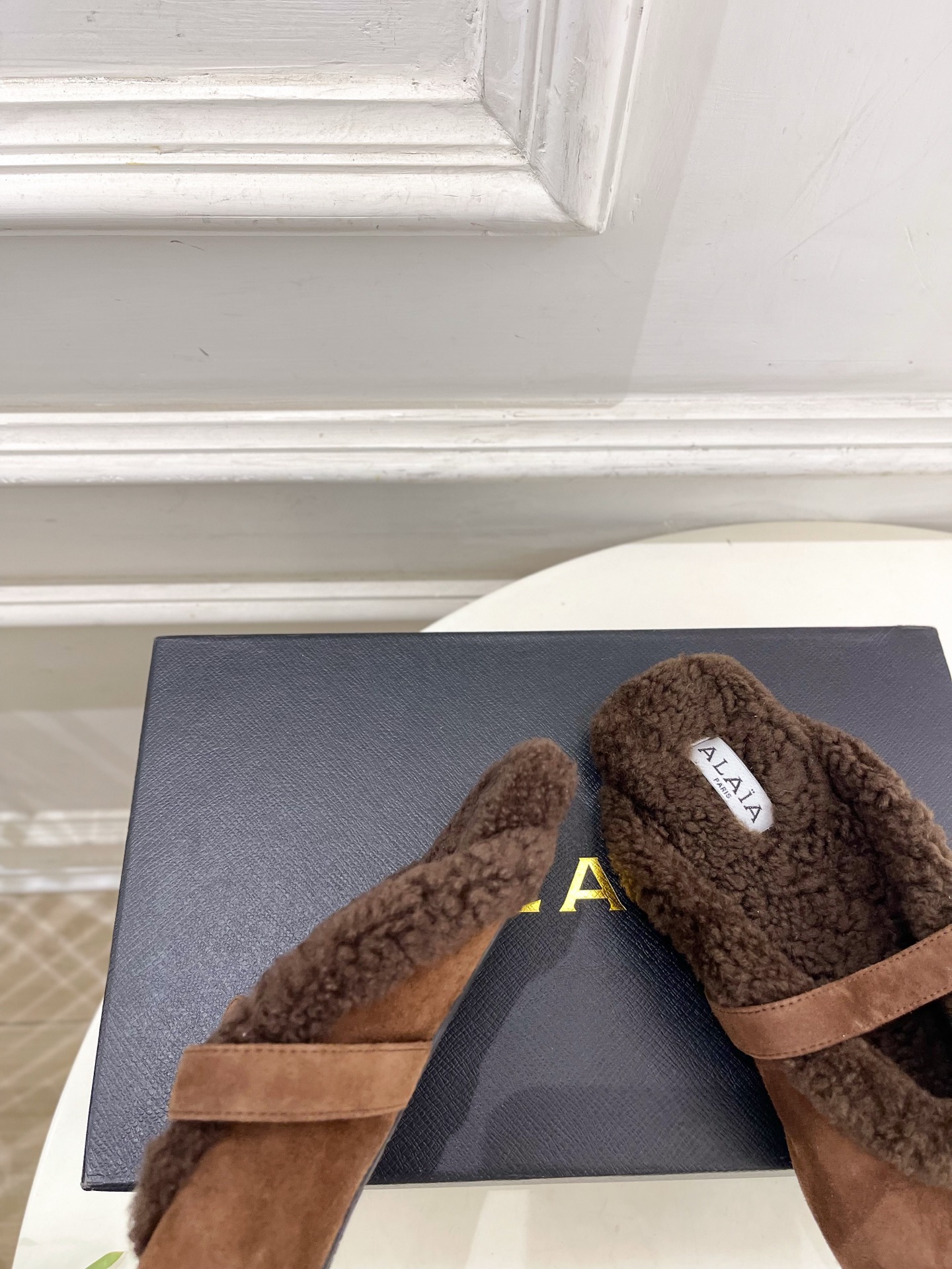 ALAÏA 阿莱亚26𝐬𝐬 2026秋冬新品 秀场同款 经典搭扣羊羔毛平底包头半拖鞋 ————————— Alaïa ALAÏA 阿莱亚26𝐬𝐬 2026秋冬新品 秀场同款 经典搭扣羊羔毛平底包头半拖鞋 ————————— Alaïa