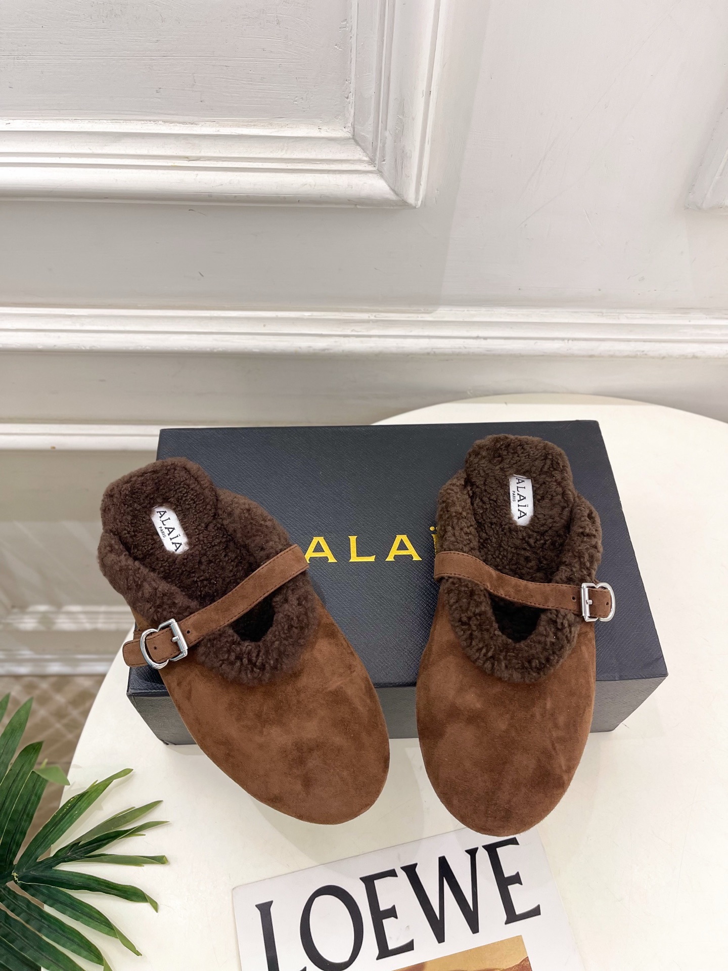 ALAÏA 阿莱亚26𝐬𝐬 2026秋冬新品 秀场同款 经典搭扣羊羔毛平底包头半拖鞋 ————————— Alaïa ALAÏA 阿莱亚26𝐬𝐬 2026秋冬新品 秀场同款 经典搭扣羊羔毛平底包头半拖鞋 ————————— Alaïa