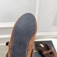 ALAÏA 阿莱亚26𝐬𝐬 2026秋冬新品 秀场同款 经典搭扣羊羔毛平底包头半拖鞋 ————————— Alaïa ALAÏA 阿莱亚26𝐬𝐬 2026秋冬新品 秀场同款 经典搭扣羊羔毛平底包头半拖鞋 ————————— Alaïa