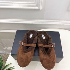 ALAÏA 阿莱亚26𝐬𝐬 2026秋冬新品 秀场同款 经典搭扣羊羔毛平底包头半拖鞋 ————————— Alaïa ALAÏA 阿莱亚26𝐬𝐬 2026秋冬新品 秀场同款 经典搭扣羊羔毛平底包头半拖鞋 ————————— Alaïa